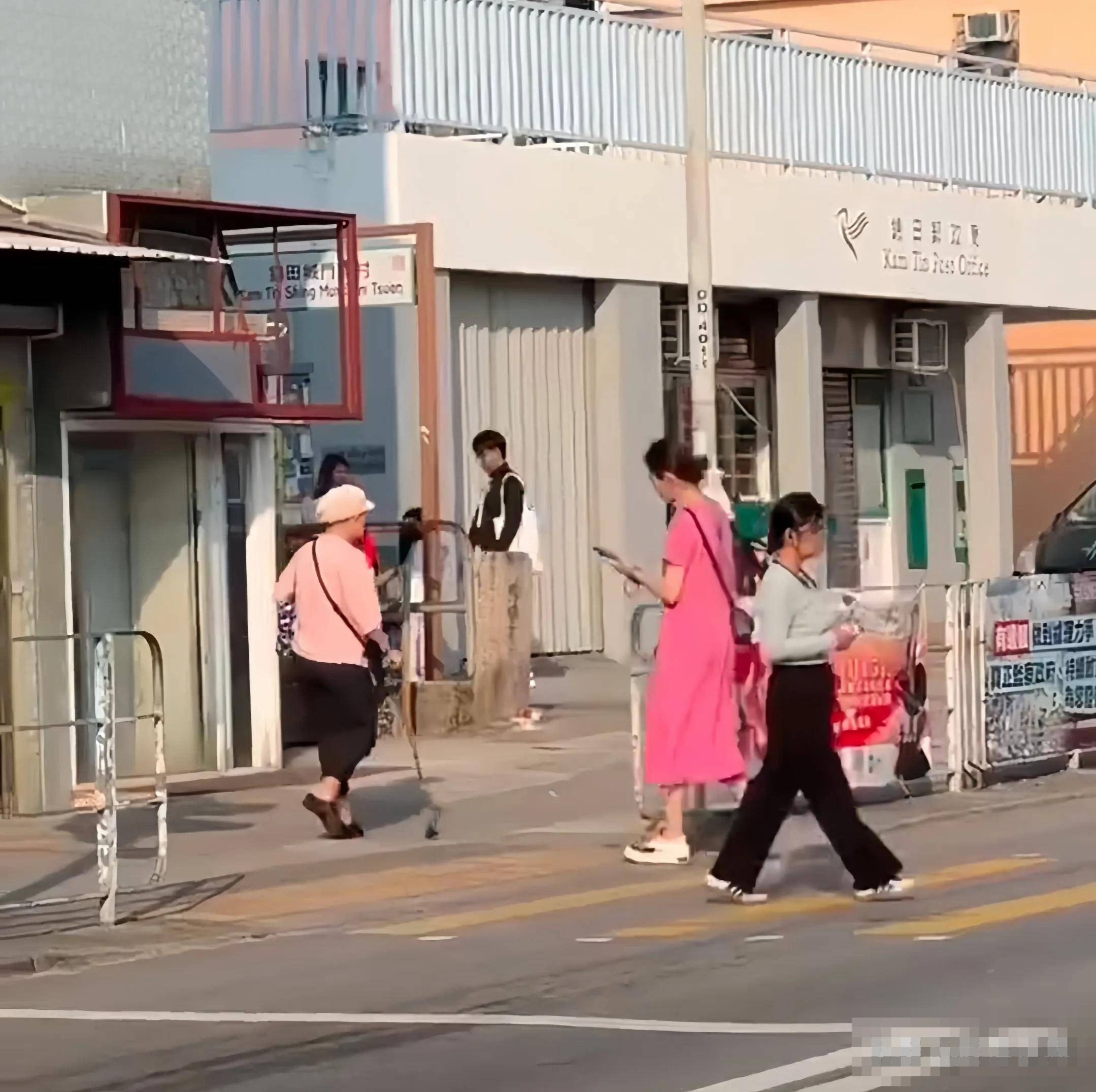 蔡少芬街头露面引热议，大牌女星咋这么接地气，比邻居妈妈还真实？