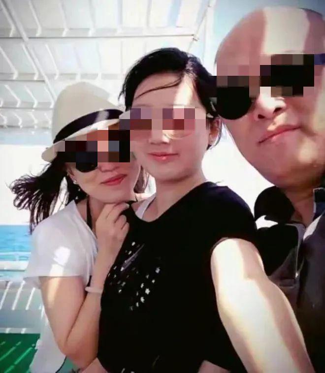 孟非抓到老婆偷看他手机，就假装睡觉，第二天跟老婆说：今天别忙了，我带你出去办点事…
