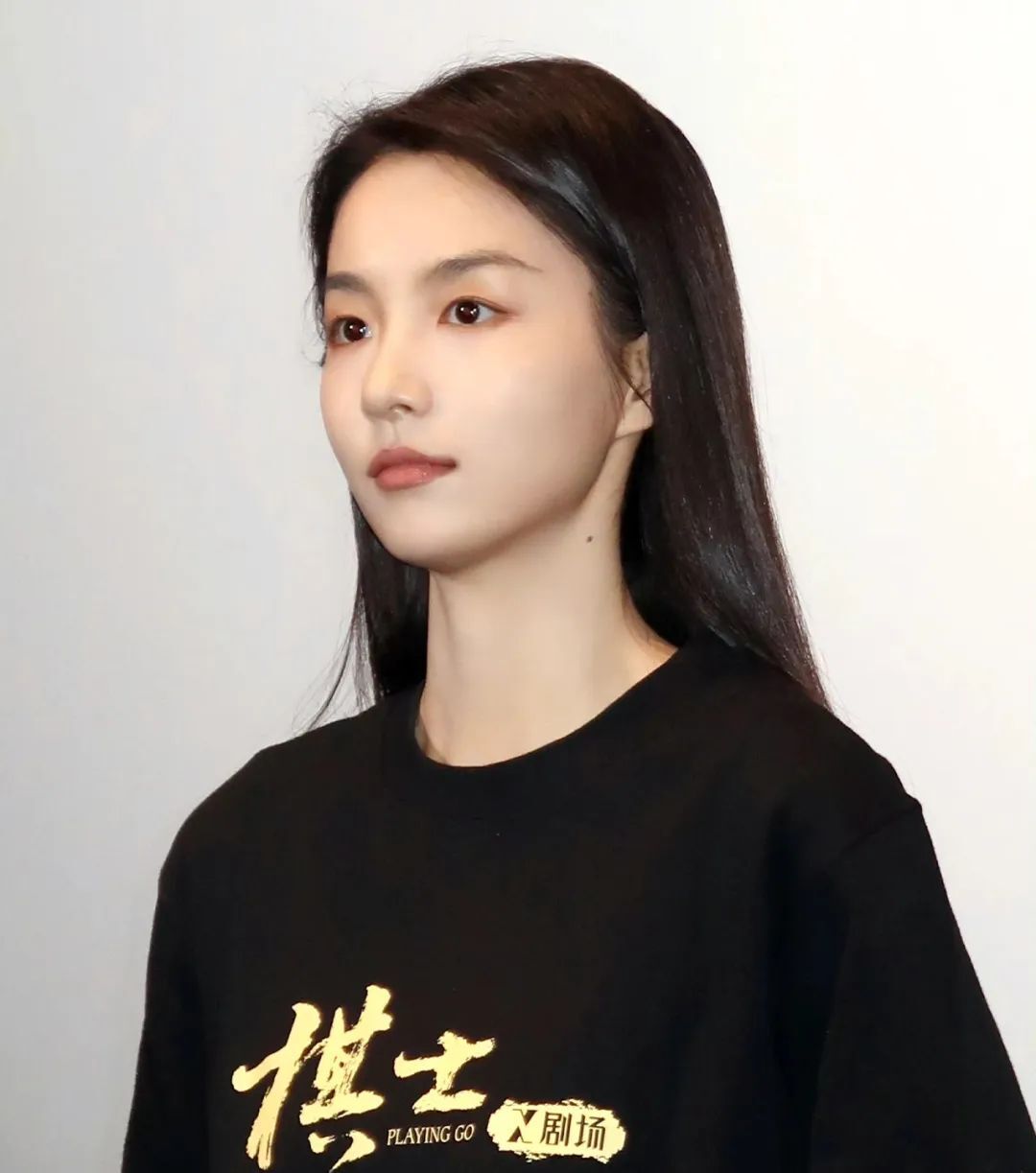 24岁的她把千禧年阳光小甜妹演活了！长得讨喜，有人叫她女版雷佳音