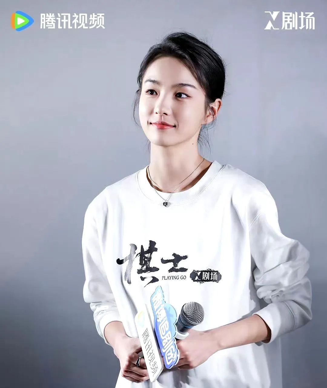 24岁的她把千禧年阳光小甜妹演活了！长得讨喜，有人叫她女版雷佳音