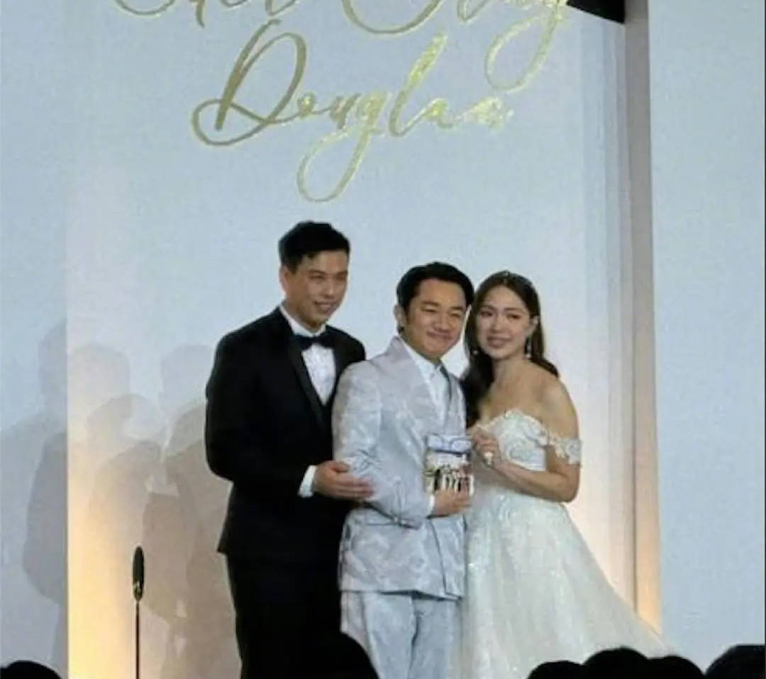 王祖蓝去妹妹婚礼现场，穿银色衣服超兴奋