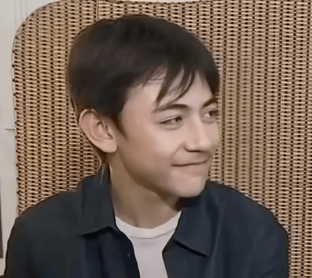 诺一上法国新闻，笑得有点害羞，满满的少年感