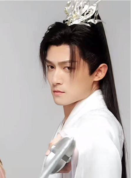 国产古装剧又出丑男啦：歪头斜脑还硬要演仙侠美男，真替观众心疼啊！