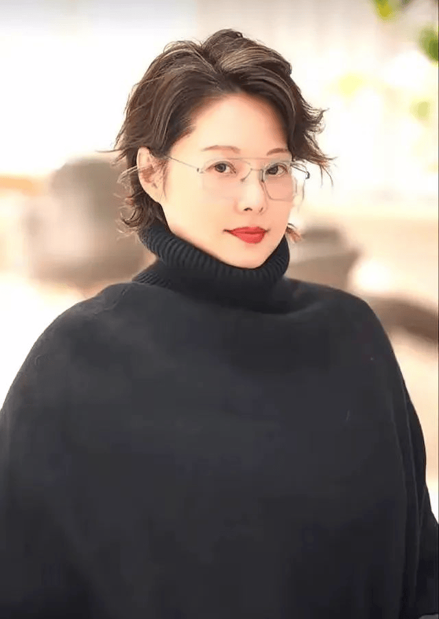 52岁的袁立胖了之后更美了，黑色披肩超显贵气，新发型美到差点认不出！