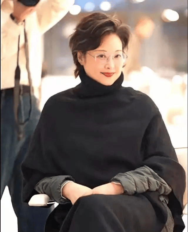 52岁的袁立胖了之后更美了，黑色披肩超显贵气，新发型美到差点认不出！