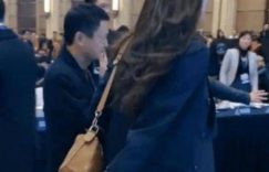 和马云一起的女保镖，颜值气质都超棒，走路带风比肌肉男还酷缩略图