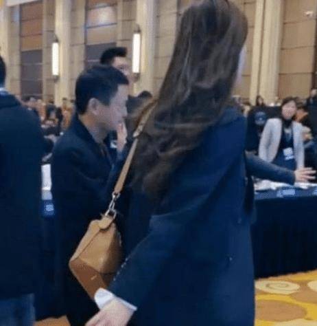 和马云一起的女保镖，颜值气质都超棒，走路带风比肌肉男还酷