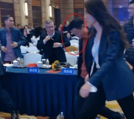 和马云一起的女保镖，颜值气质都超棒，走路带风比肌肉男还酷