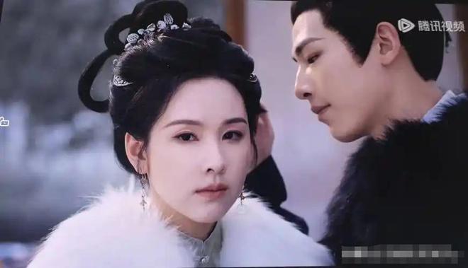 别再硬演少妃啦！脸肿五官僵，这能迷倒男人？
