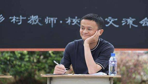 跟马云身边的女保镖一样酷，颜值和气质完全不输女明星，走路带风比肌肉男还抢眼