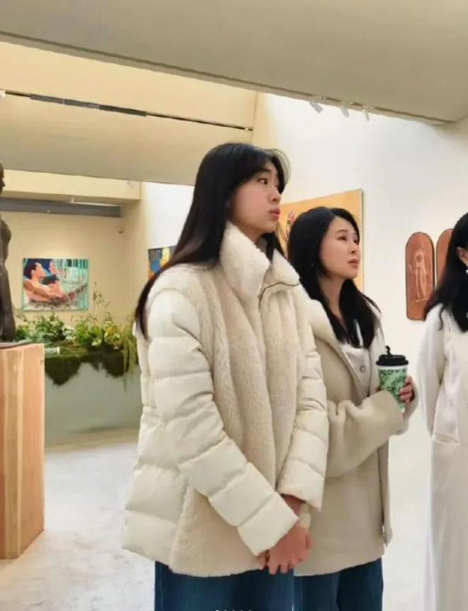 佟大为带17岁闺女拍戏，模样像妈，个儿高挑180，身材比例超棒
