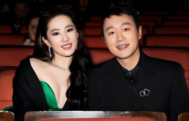 佟大为带17岁闺女拍戏，模样像妈，个儿高挑180，身材比例超棒