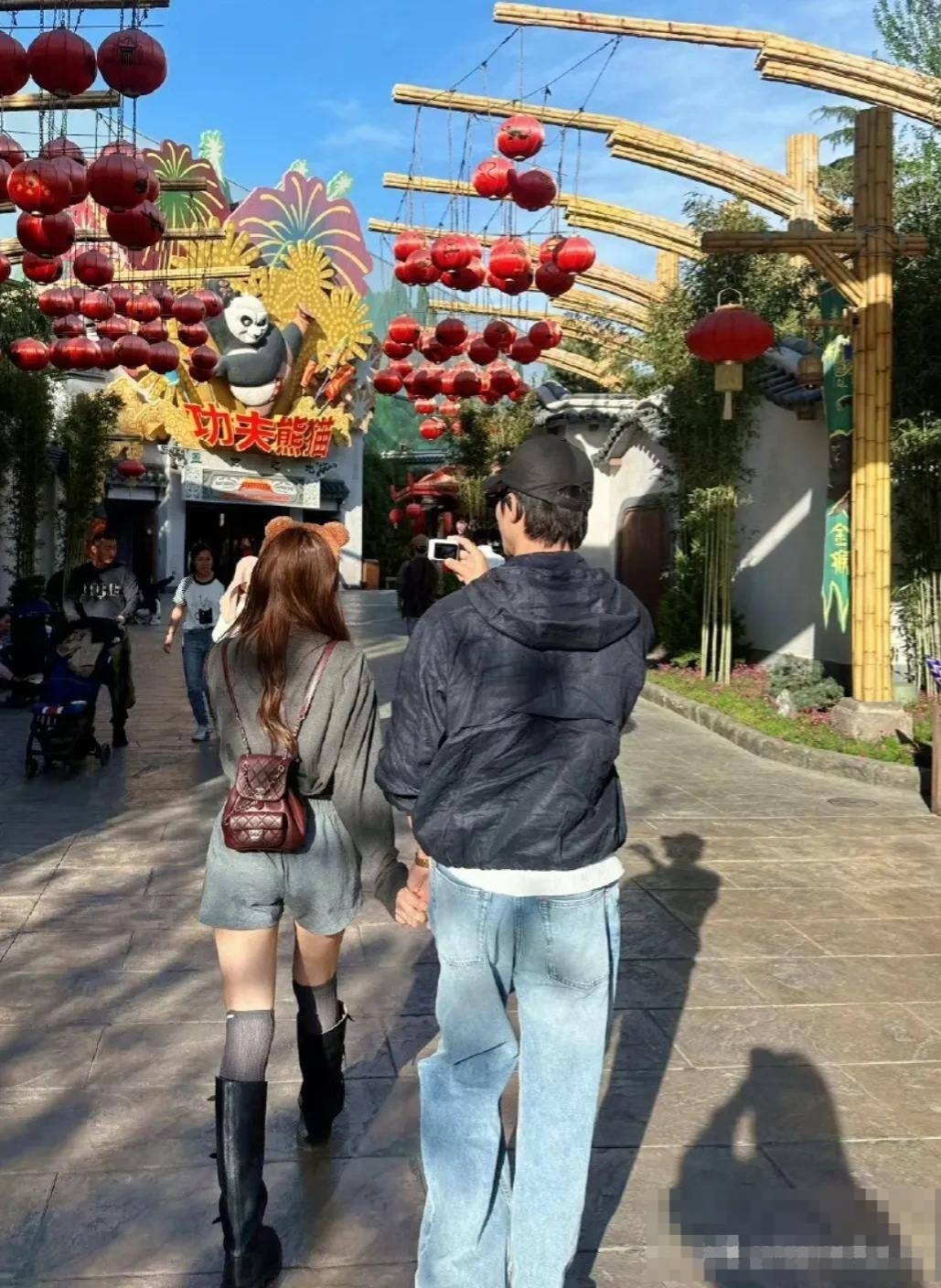 姜潮一家去环球影城嗨玩，麦迪娜又高又瘦哪像个俩娃妈，3岁小闺女成团宠了