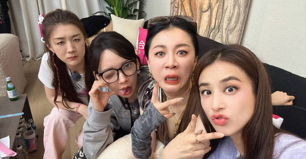 黄圣依晒和陈梦程潇李嘉格的合照，大家做鬼脸超抢眼