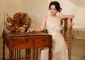 杨幂穿长裙搭白花腰带，清纯又时尚缩略图