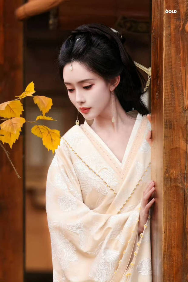 孟子义穿嫩黄色襦裙现身，耳环让脸型看起来超完美