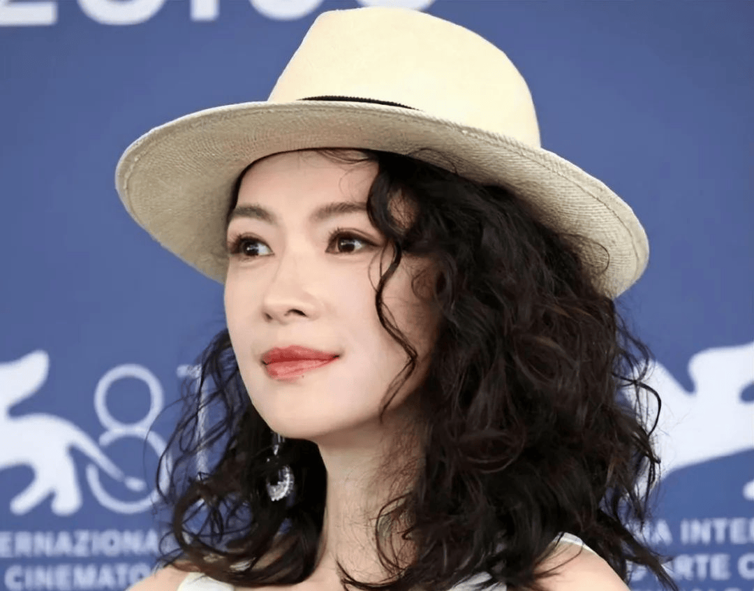 章子怡46岁了，在国外玩得太嗨！穿白色连体裤烫个羊毛卷，瞬间年轻20岁，跟回到26岁似的！