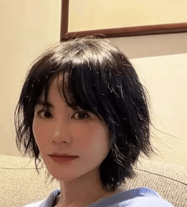 王菲55岁换了新发型，短发超显年轻！穿蓝色毛衣和朋友在豪宅聚会嗨翻天！