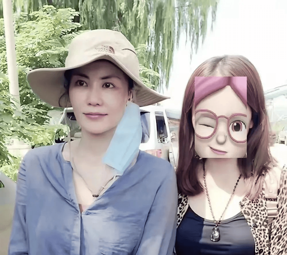 王菲55岁换了新发型，短发超显年轻！穿蓝色毛衣和朋友在豪宅聚会嗨翻天！
