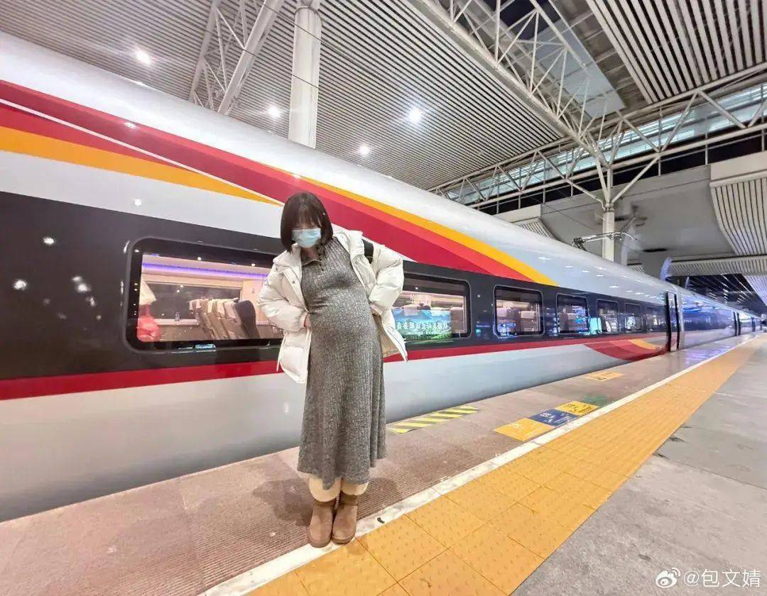 包文婧快生了还这么潮，打扮得像个小姑娘，又酷又年轻！二胎名字也太可爱了吧！