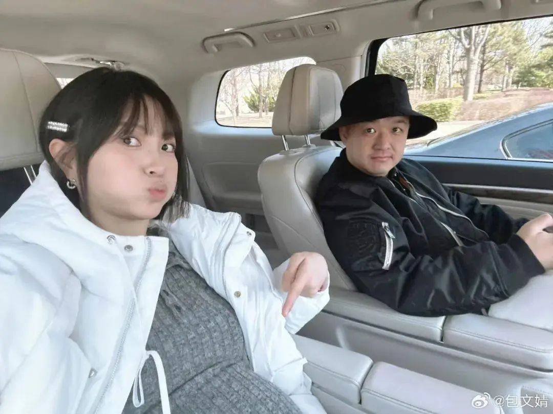 包文婧快生了还这么潮，打扮得像个小姑娘，又酷又年轻！二胎名字也太可爱了吧！