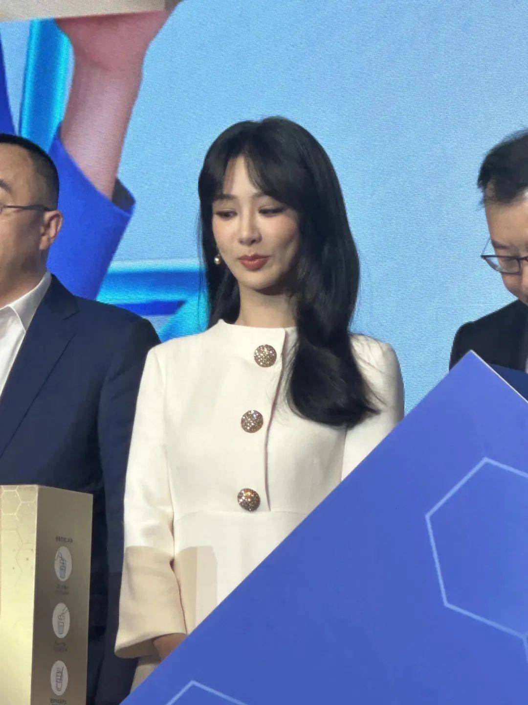 杨紫33岁瘦下来后大变样！穿白裙子胶原蛋白满满，美得不像话！