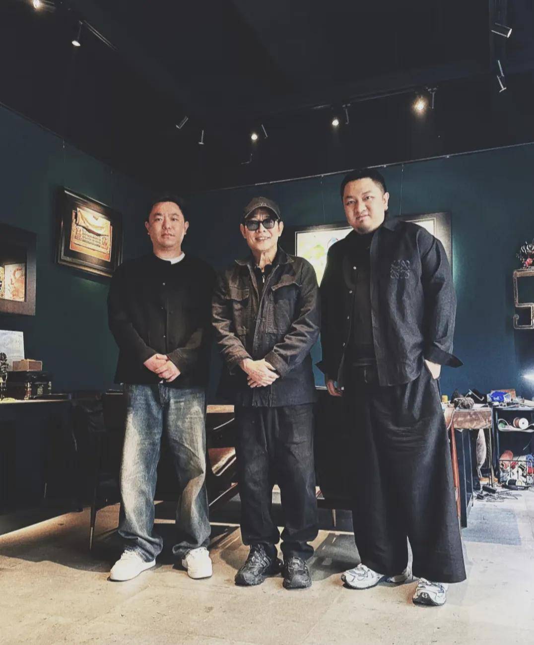 62岁的李连杰现身北京，一身黑衣看起来老了不少，满脸都是岁月的痕迹