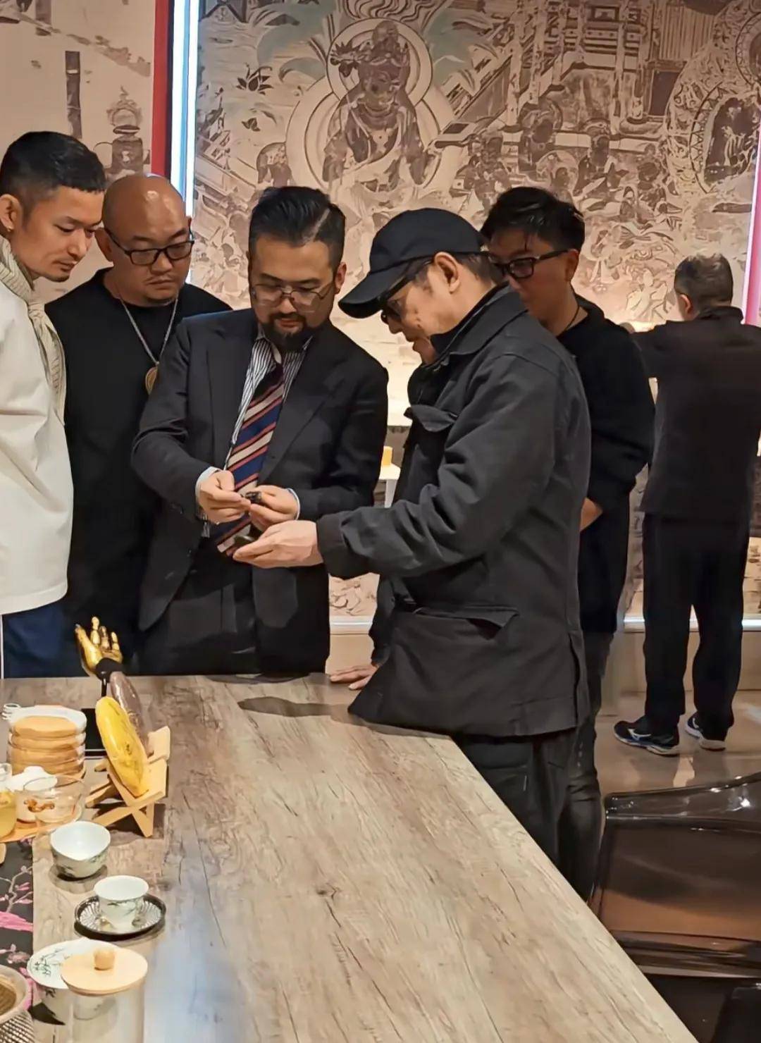 62岁的李连杰现身北京，一身黑衣看起来老了不少，满脸都是岁月的痕迹
