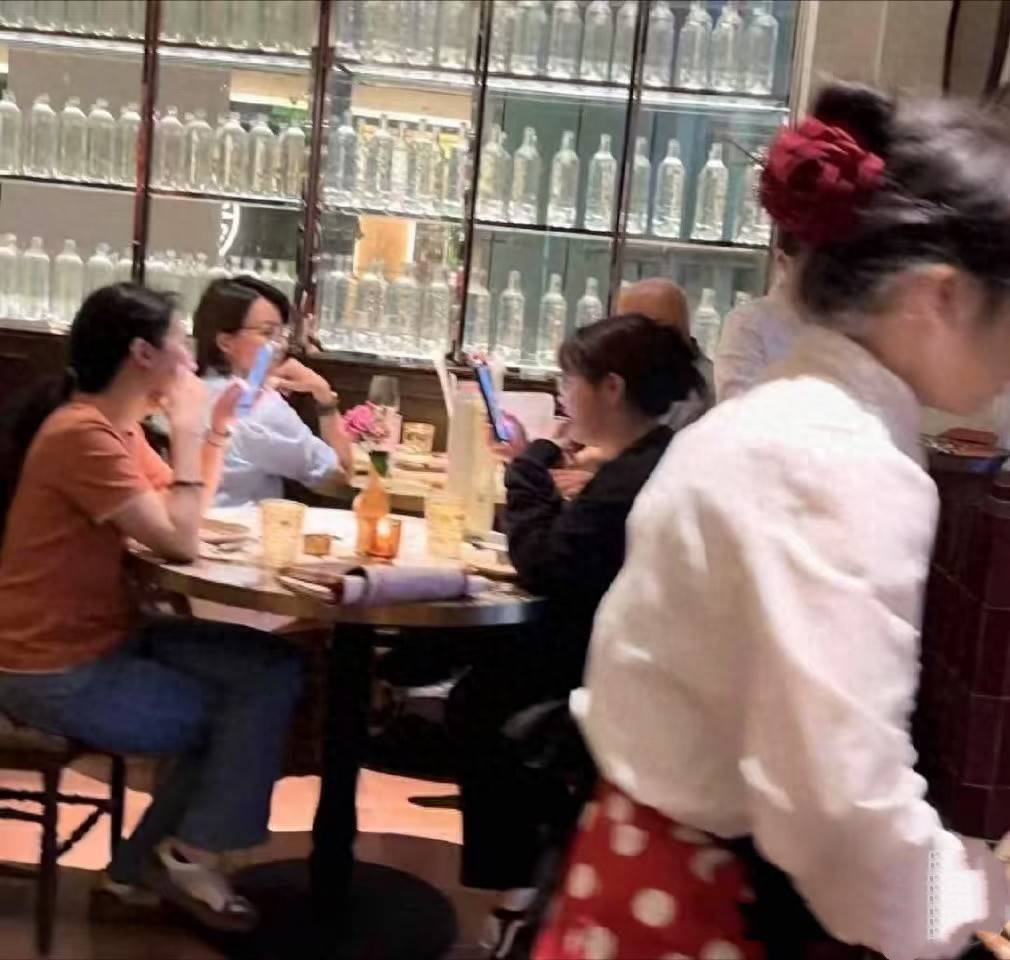 51岁的董卿出来吃饭，地方挺高档，菜却特别简单