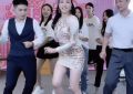 钟丽缇穿吊带裙亮相三亚！张伦硕穿8厘米增高鞋还是担心自己不够高缩略图