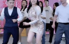 钟丽缇穿吊带裙亮相三亚！张伦硕穿8厘米增高鞋还是担心自己不够高缩略图