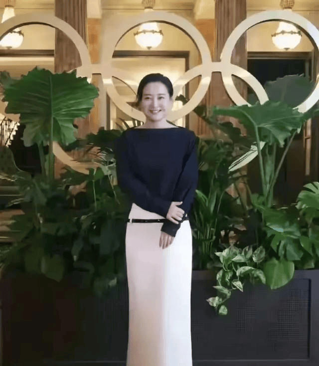 贾玲新照片火遍全网：健康身材秒杀减肥期，自然美才是真的高级脸