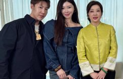 74岁的刘晓庆穿金色中式褂子，皮肤紧致显年轻，她的字真好看缩略图