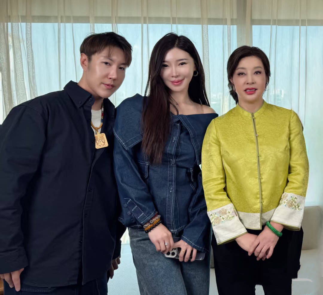 74岁的刘晓庆穿金色中式褂子，皮肤紧致显年轻，她的字真好看