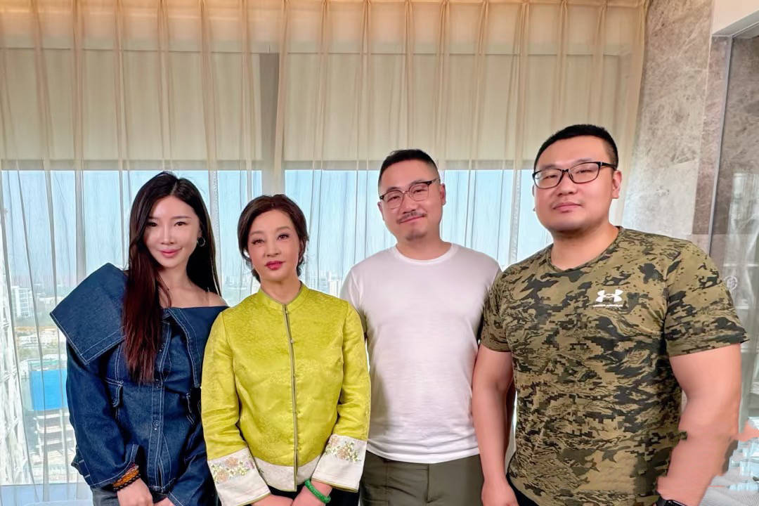 74岁的刘晓庆穿金色中式褂子，皮肤紧致显年轻，她的字真好看