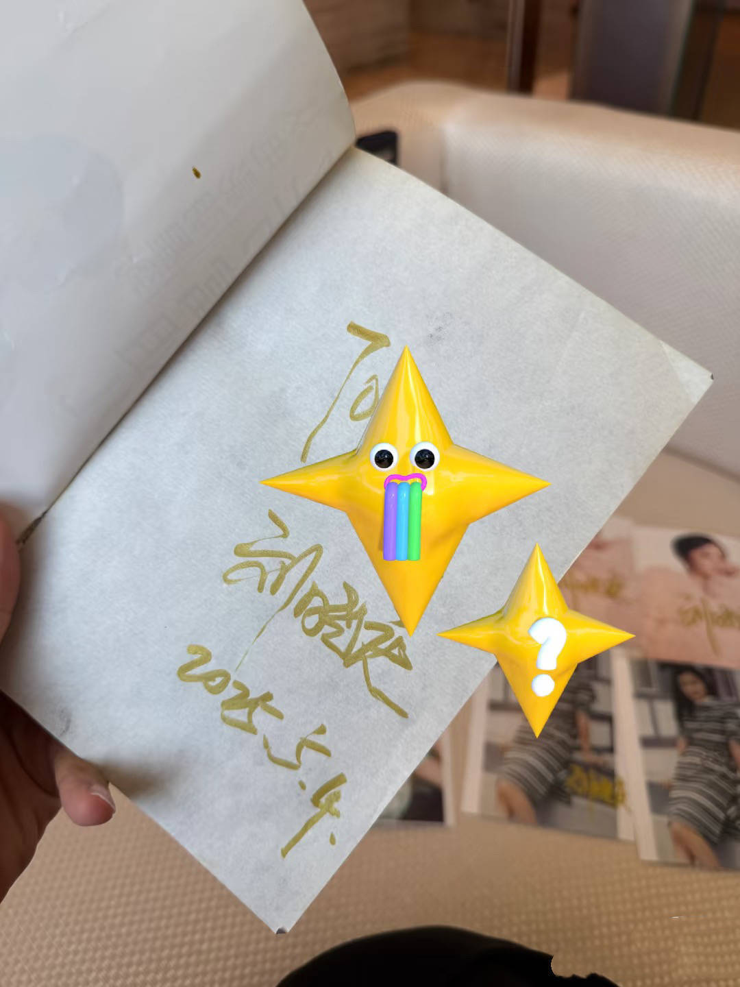 74岁的刘晓庆穿金色中式褂子，皮肤紧致显年轻，她的字真好看