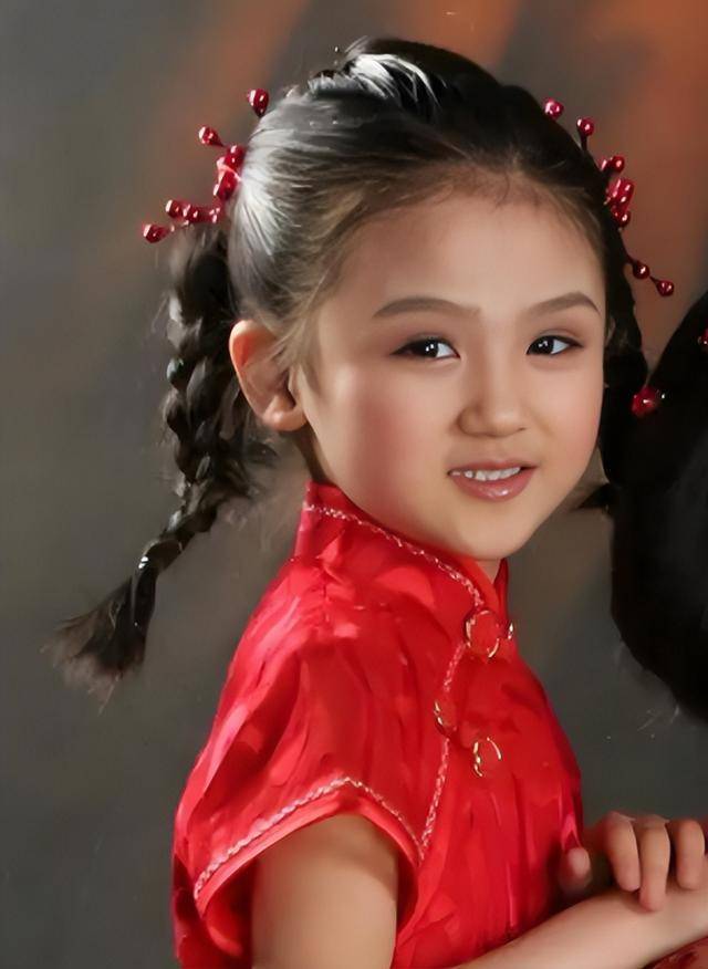 六岁被成龙抱上春晚，后来长残被骂退出娱乐圈出国，如今她逆袭成了女神