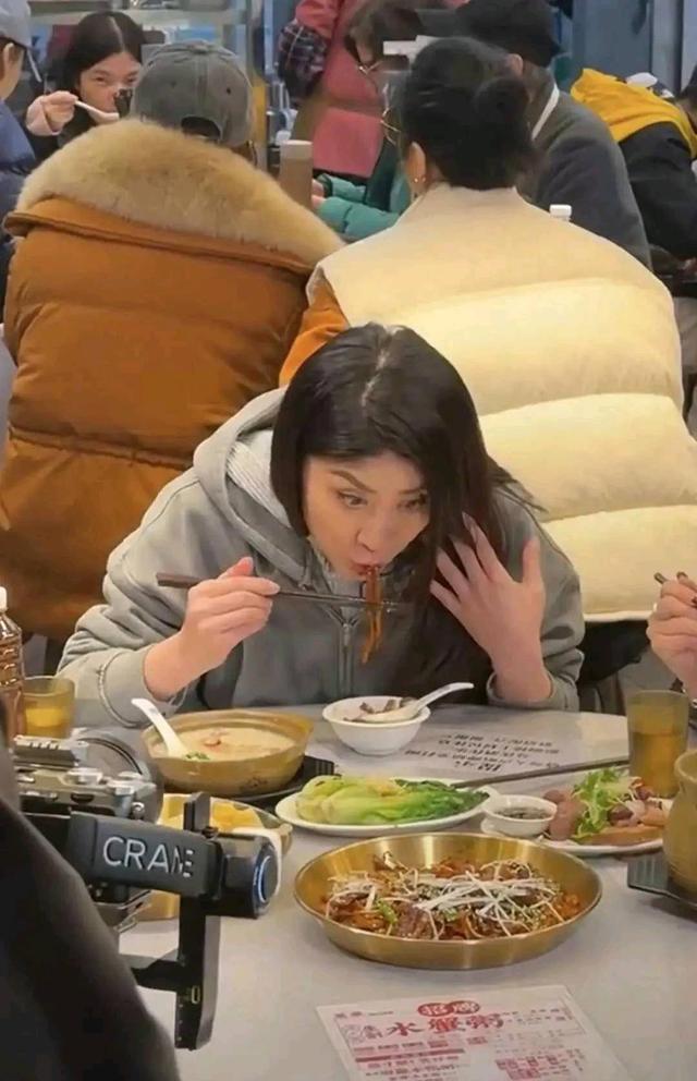 52岁陈慧琳在广州大排档吃粉超豪放，拍吃播根本不在意淑女形象