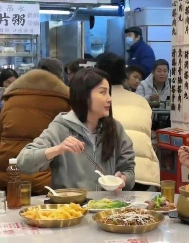 52岁陈慧琳在广州大排档吃粉超豪放，拍吃播根本不在意淑女形象