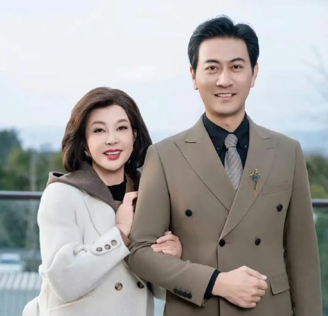 75岁的刘晓庆玩起了短剧，主演中年玛丽苏《萌宝助攻：五十岁婚宠》