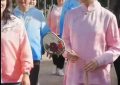 56岁杨澜没化妆看花的照片流出，网友炸锅了缩略图