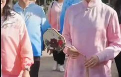 56岁杨澜没化妆看花的照片流出，网友炸锅了缩略图