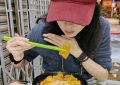 47岁的胡静回马来西亚参加聚会，淡妆也藏不住高高的发际线，朱兆祥头发油亮亮缩略图