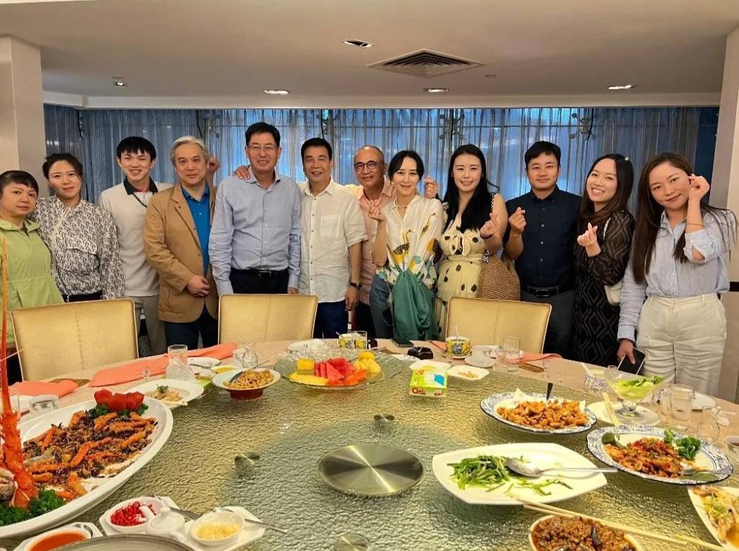 47岁的胡静回马来西亚参加聚会，淡妆也藏不住高高的发际线，朱兆祥头发油亮亮
