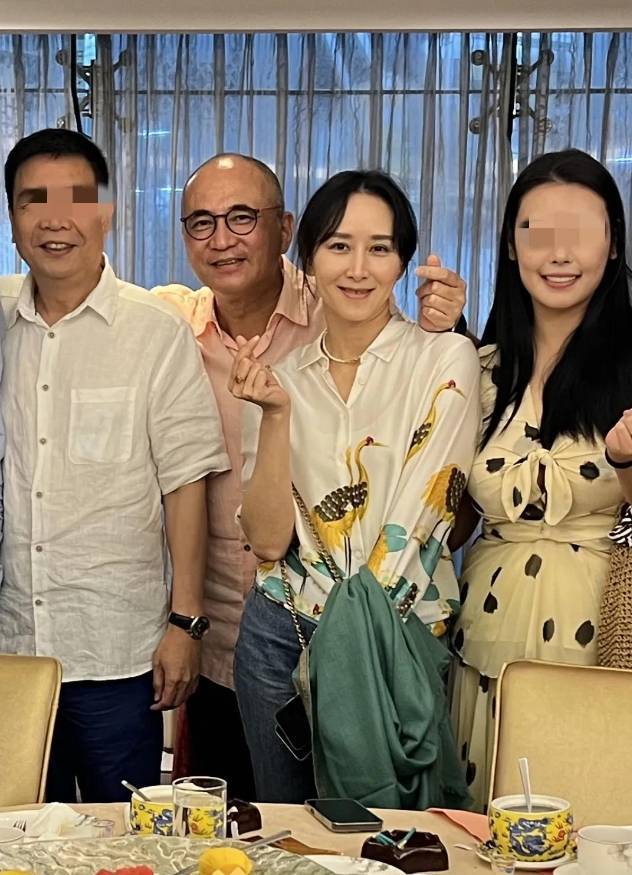 47岁的胡静回马来西亚参加聚会，淡妆也藏不住高高的发际线，朱兆祥头发油亮亮