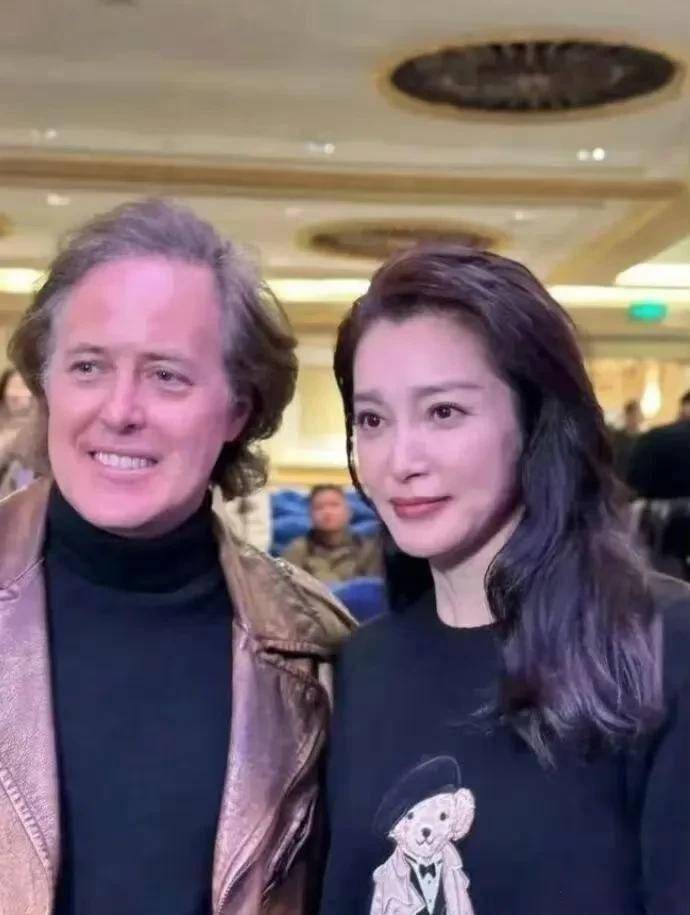 52岁的李冰冰也敢素颜了，医美风潮是不是要退烧了？你准备迎接真实的样子了吗？