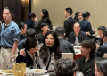 47岁的刘涛喝嗨了，直接坐宋佳腿上聊天，美女就是这样真性情缩略图