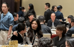 47岁的刘涛喝嗨了，直接坐宋佳腿上聊天，美女就是这样真性情缩略图