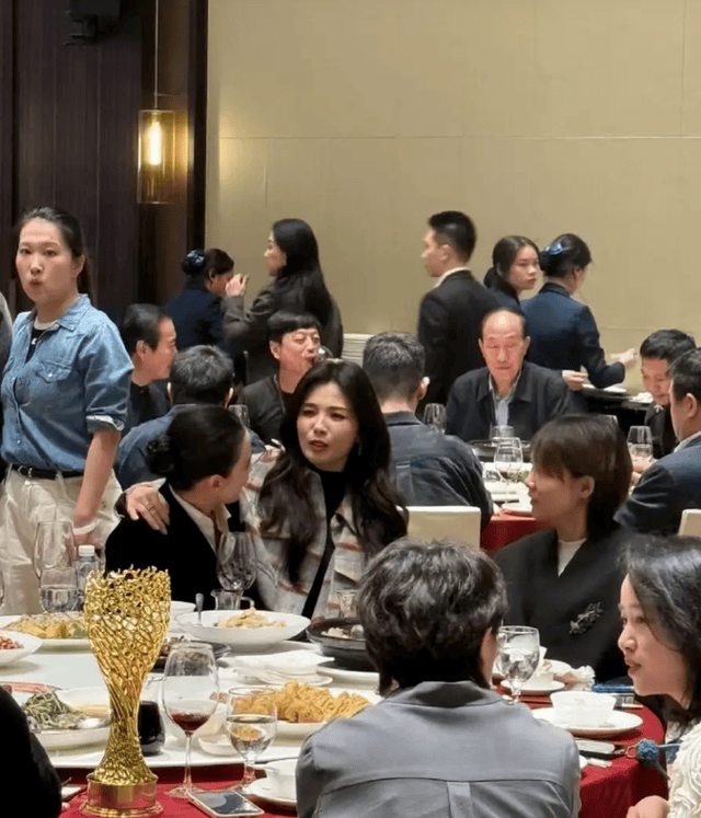 47岁的刘涛喝嗨了，直接坐宋佳腿上聊天，美女就是这样真性情
