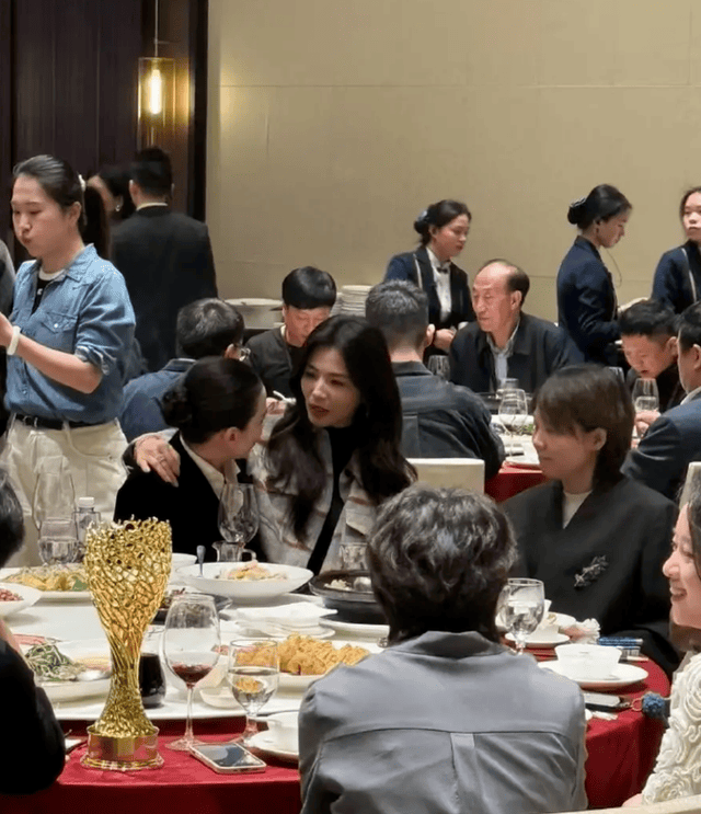 47岁的刘涛喝嗨了，直接坐宋佳腿上聊天，美女就是这样真性情